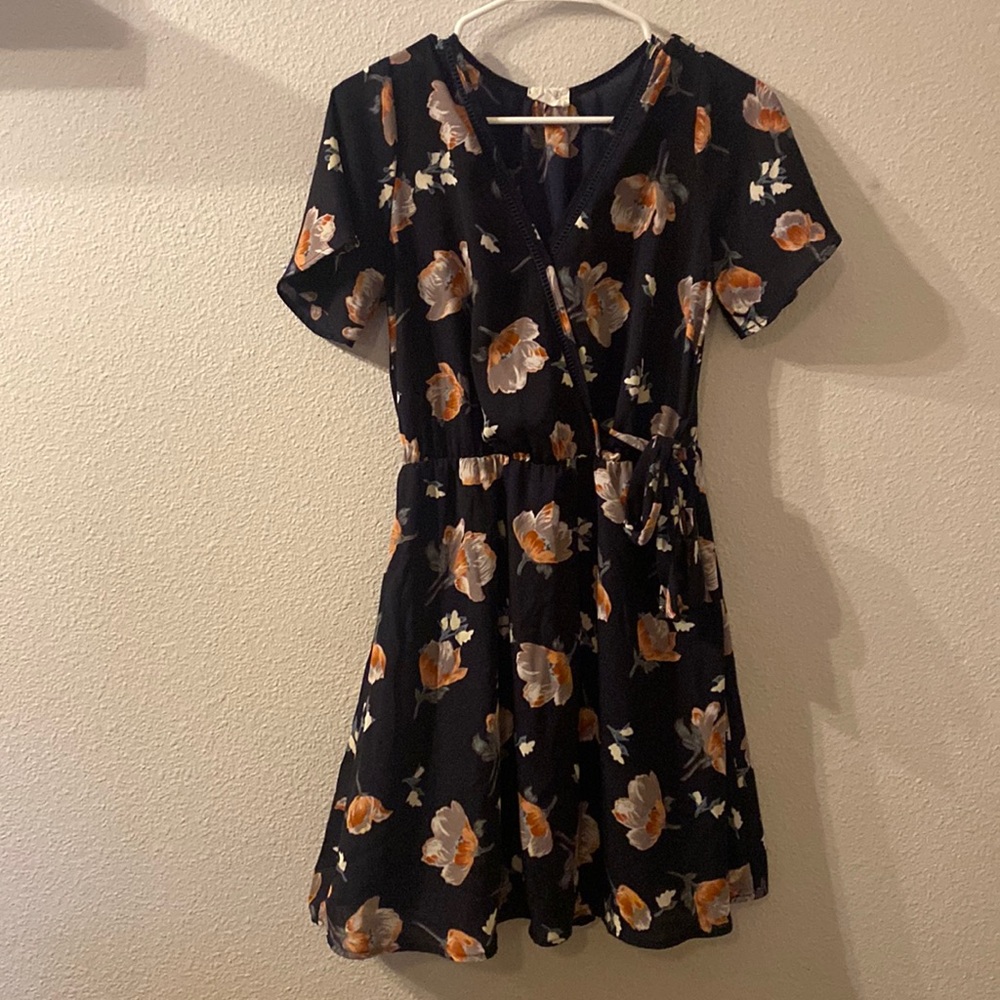 Sienna Sky floral vneck tie waist dress size small